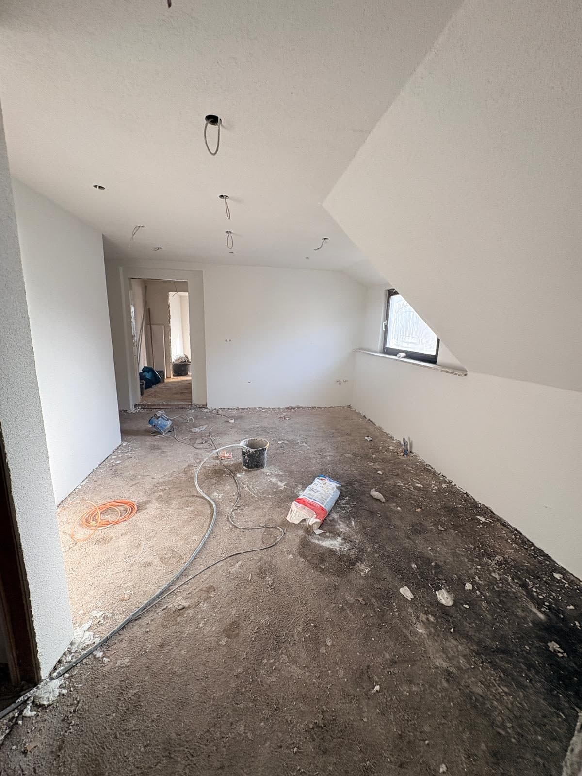 Zweites Dachzimmer im Rohzustand vor der Sanierung