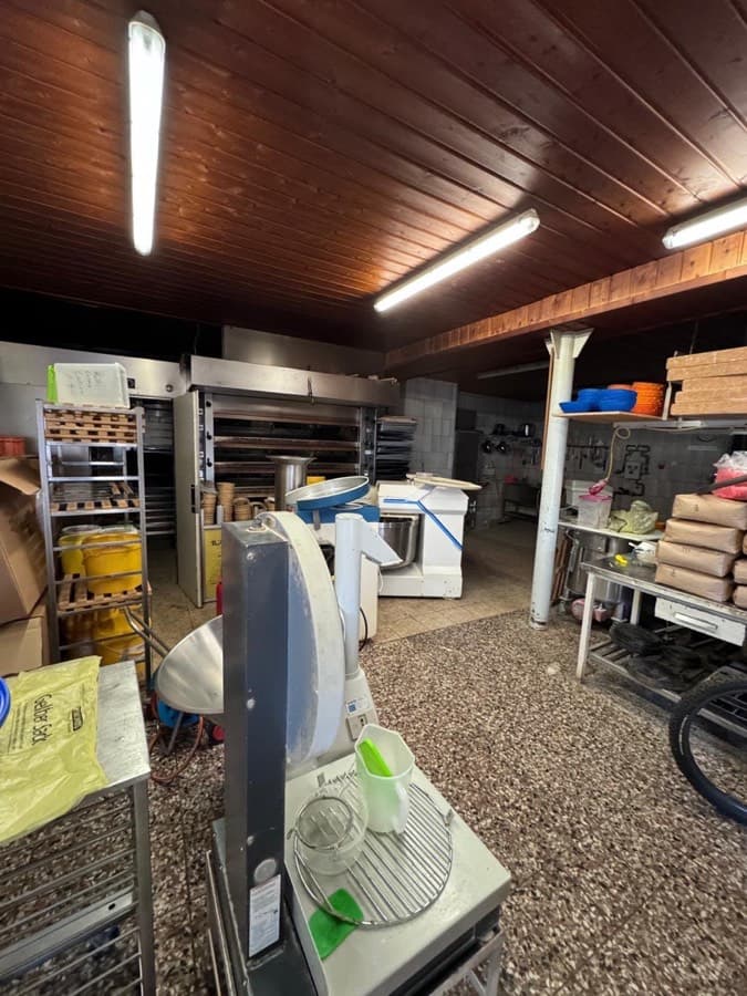 Backstube mit Etagenofen, Blechregalen und Arbeitsgeräten im Bestandszustand